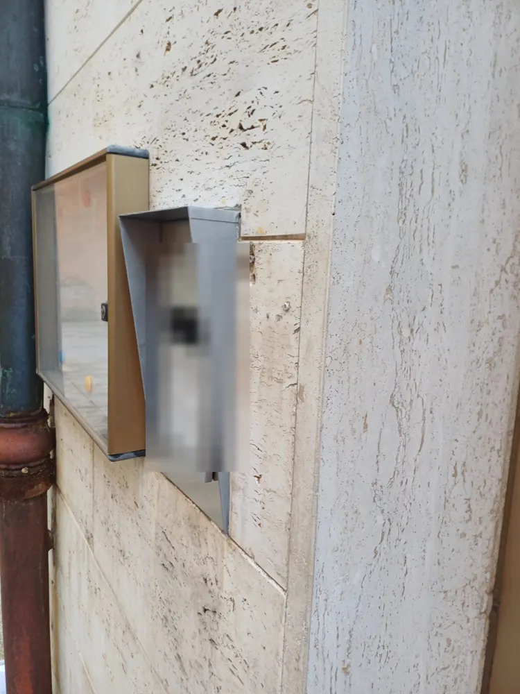 Videocitofono con tettuccio installato su parete in pietra