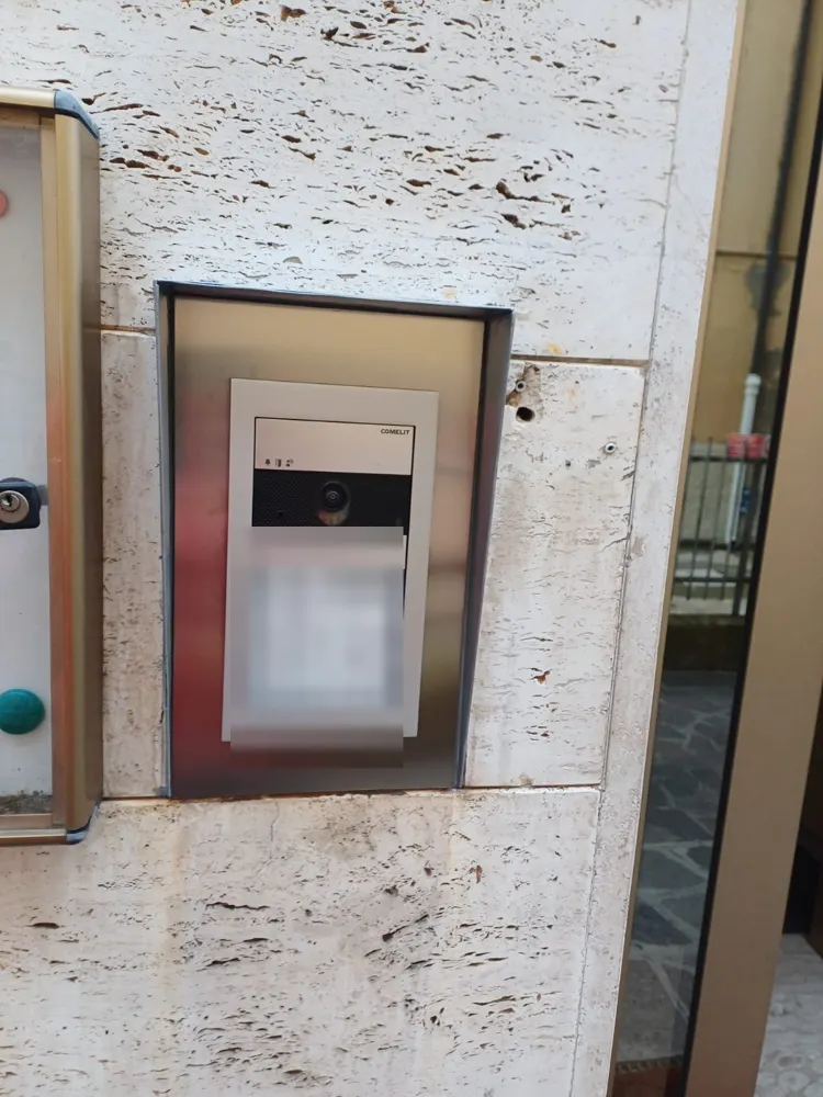 Videocitofono da incasso con tettuccio su parete in travertino a Modena