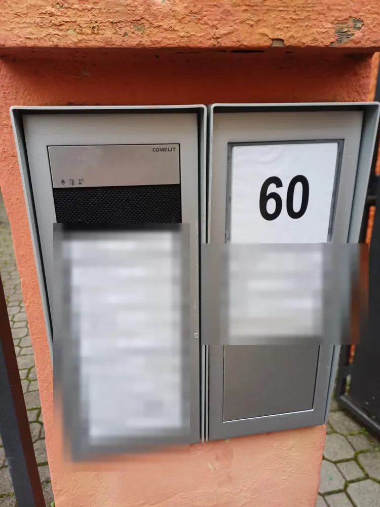Doppia pulsantiera citofonica condominiale con numero civico a Modena