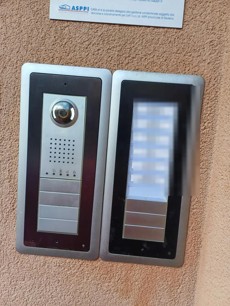 Videocitofono con telecamera e pulsantiera per palazzina in provincia di Modena