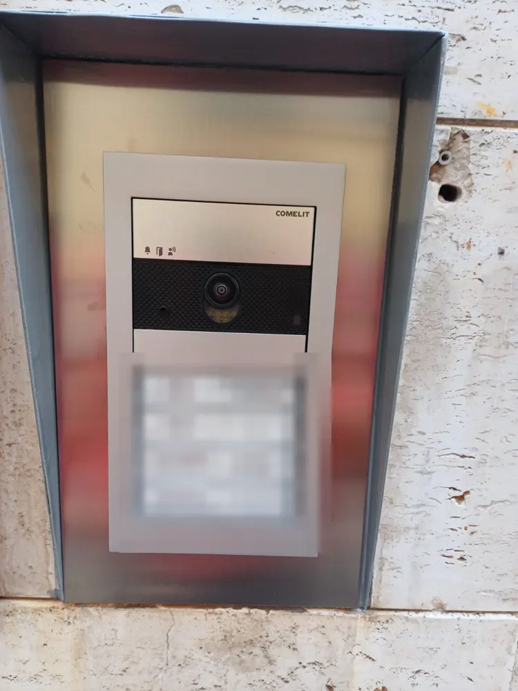 Posto esterno videocitofonico con telecamera in un condominio di Modena