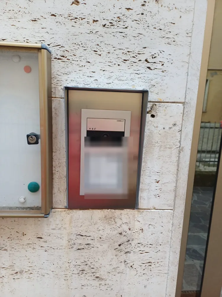 Videocitofono con telecamera a fianco del portone di ingresso