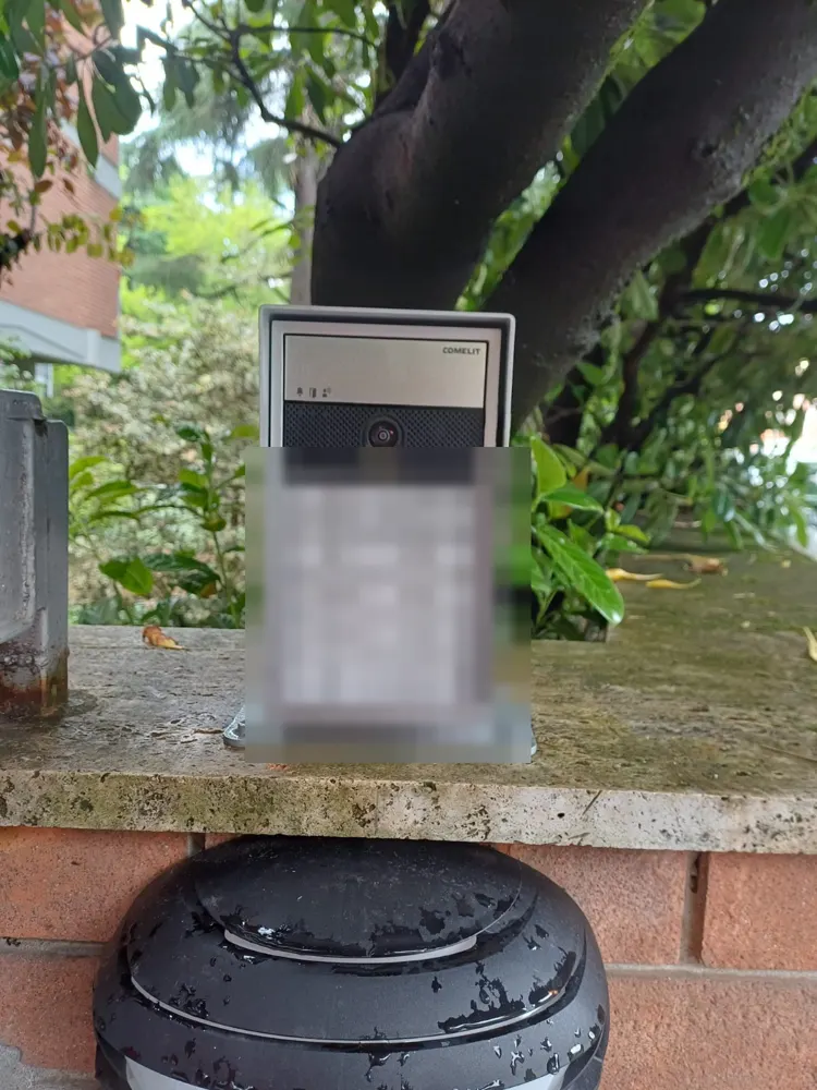 Videocitofono montato sul muretto del cancello di una villetta in provincia di Modena